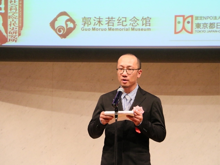 郭沫若紀(jì)念館副館長(zhǎng)梁雪松代讀致辭。人民網(wǎng) 許可攝