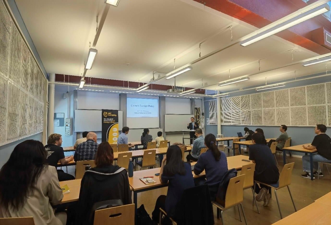 中國駐瑞典大使崔愛民與同學(xué)們互動并回答問題。中國駐瑞典大使館供圖