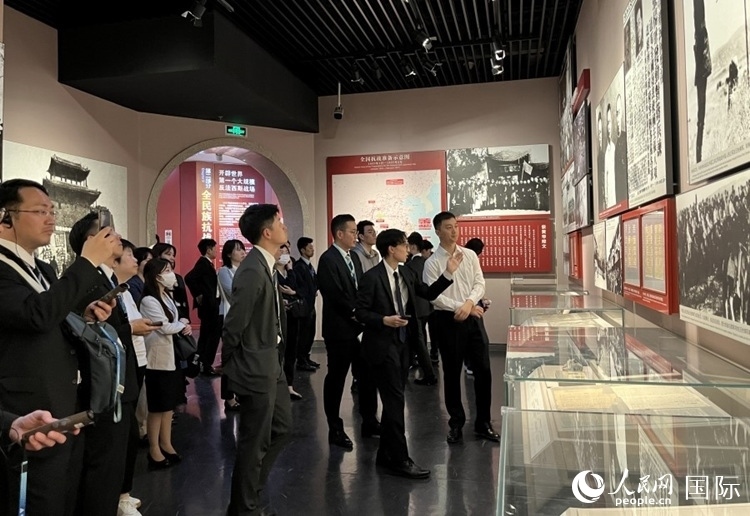 創(chuàng)價學會青年代表團成員在中國人民抗日戰(zhàn)爭紀念館參觀。人民網(wǎng)記者 陳思攝