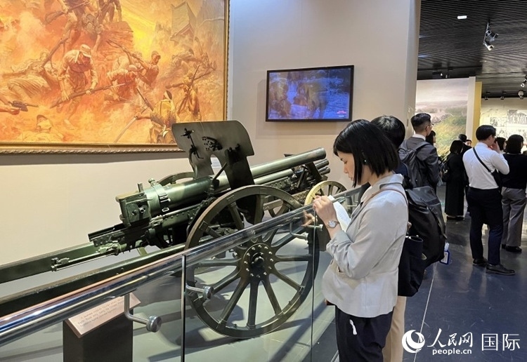 創(chuàng)價學會青年代表團成員在中國人民抗日戰(zhàn)爭紀念館參觀。人民網(wǎng)記者 陳思攝