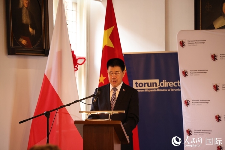 :孫霖江大使在開(kāi)幕式現(xiàn)場(chǎng)致辭。人民網(wǎng)記者 禹麗敏攝