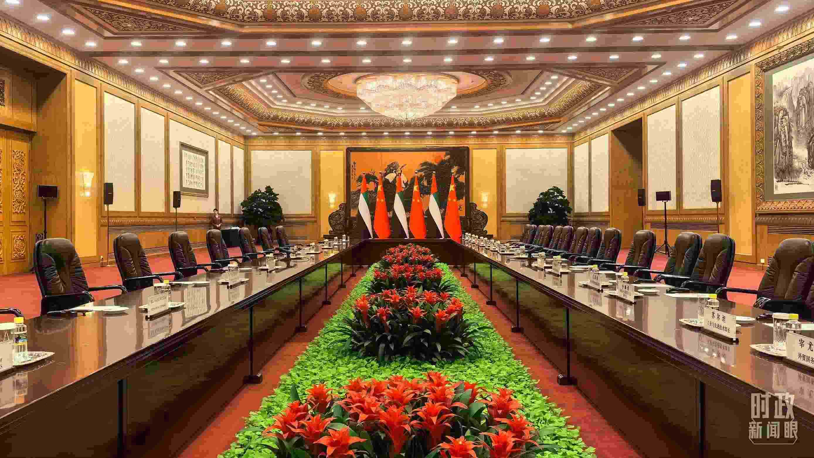 △5月30日下午，習近平主席同阿聯(lián)酋總統(tǒng)穆罕默德會談。這是會談開始前的現(xiàn)場。（總臺央視記者鄂介甫拍攝）