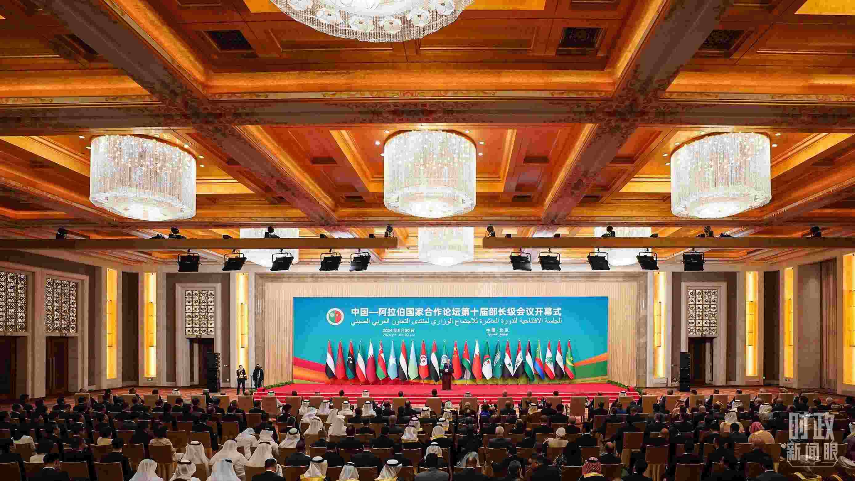 △5月30日開幕式現(xiàn)場，阿盟秘書長蓋特在致辭。（總臺國廣記者李晉拍攝）