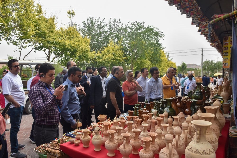 2023年5月31日，阿拉伯國家聯(lián)盟代表團(tuán)一行在新疆喀什古城參觀訪問。新華社記者 高晗 攝