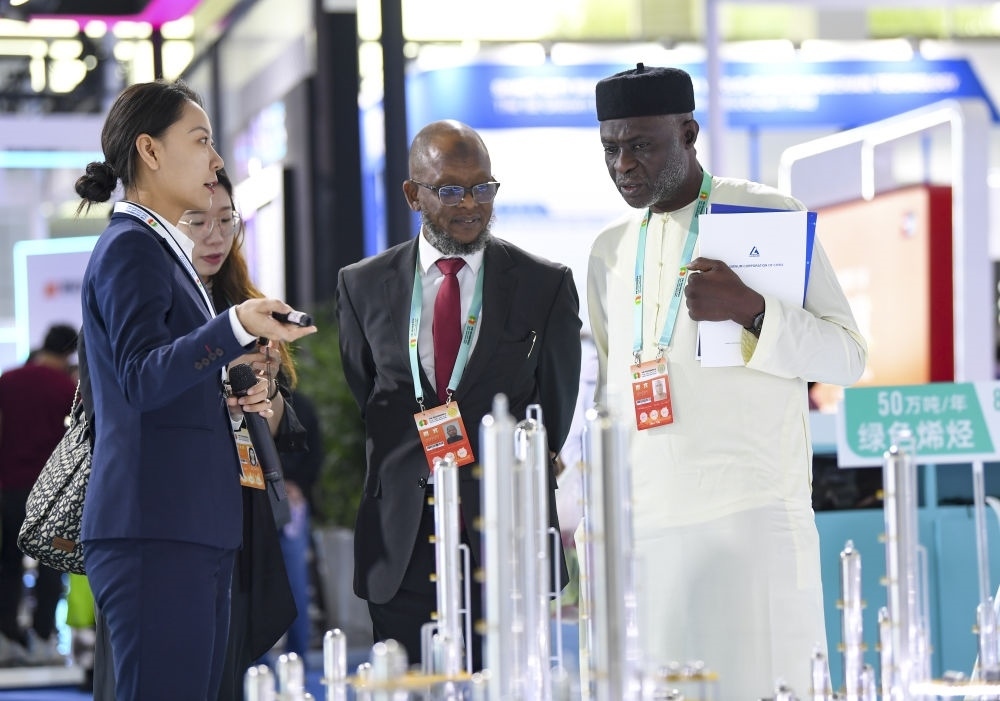 2023年9月22日，嘉賓在第六屆中阿博覽會(huì)上了解清潔能源項(xiàng)目。新華社記者 馮開華 攝
