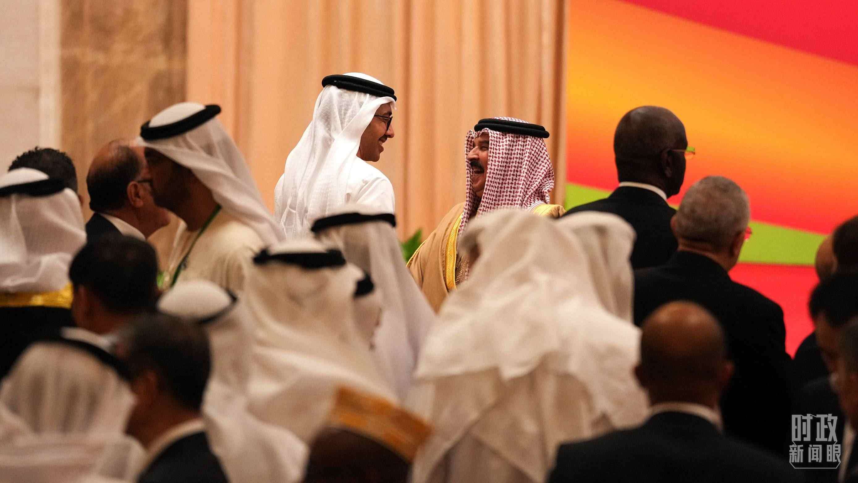 △與會代表在交談。（總臺國廣記者李晉拍攝）