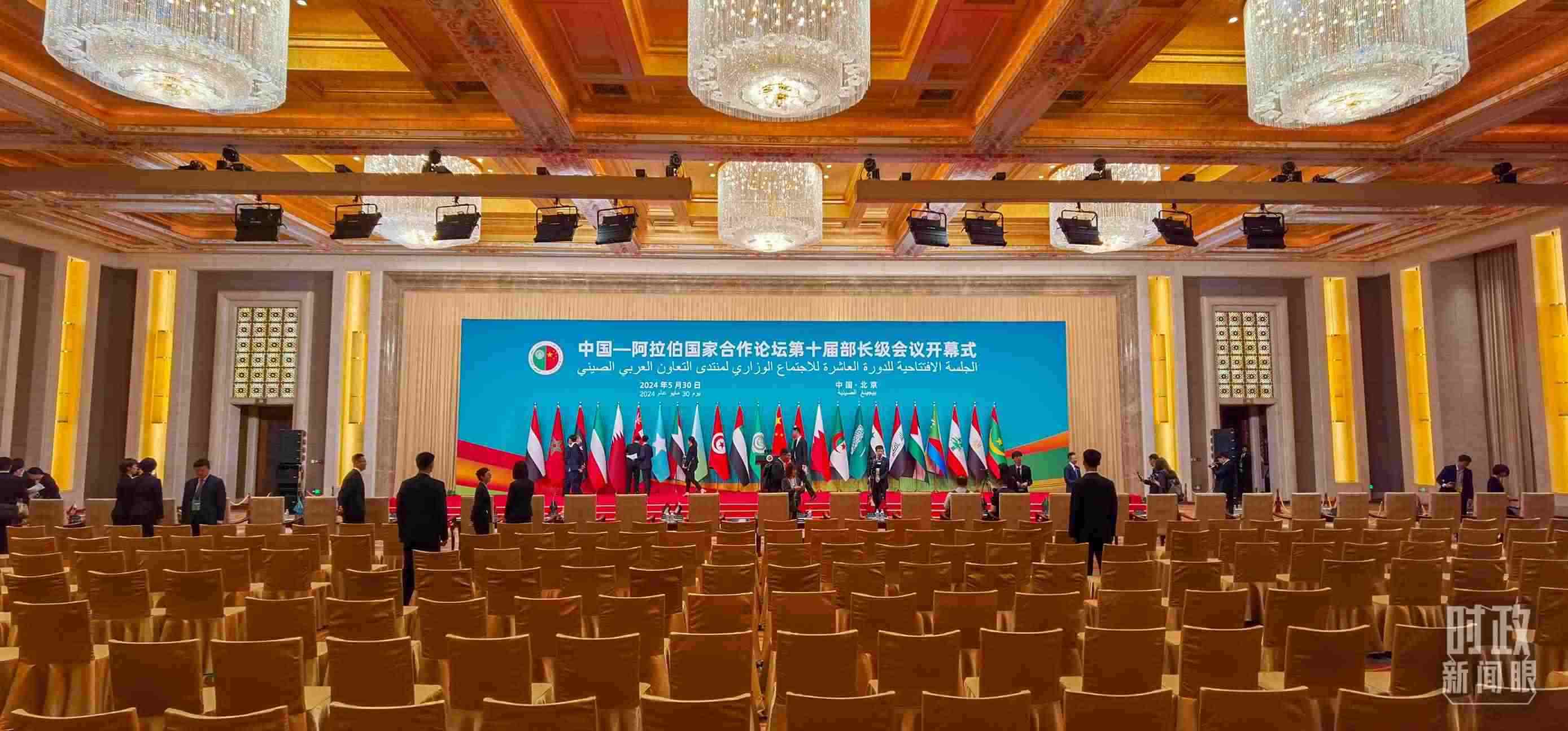 △會議開始前，現(xiàn)場正在進行各項準備工作。（總臺央視記者郭鴻拍攝）