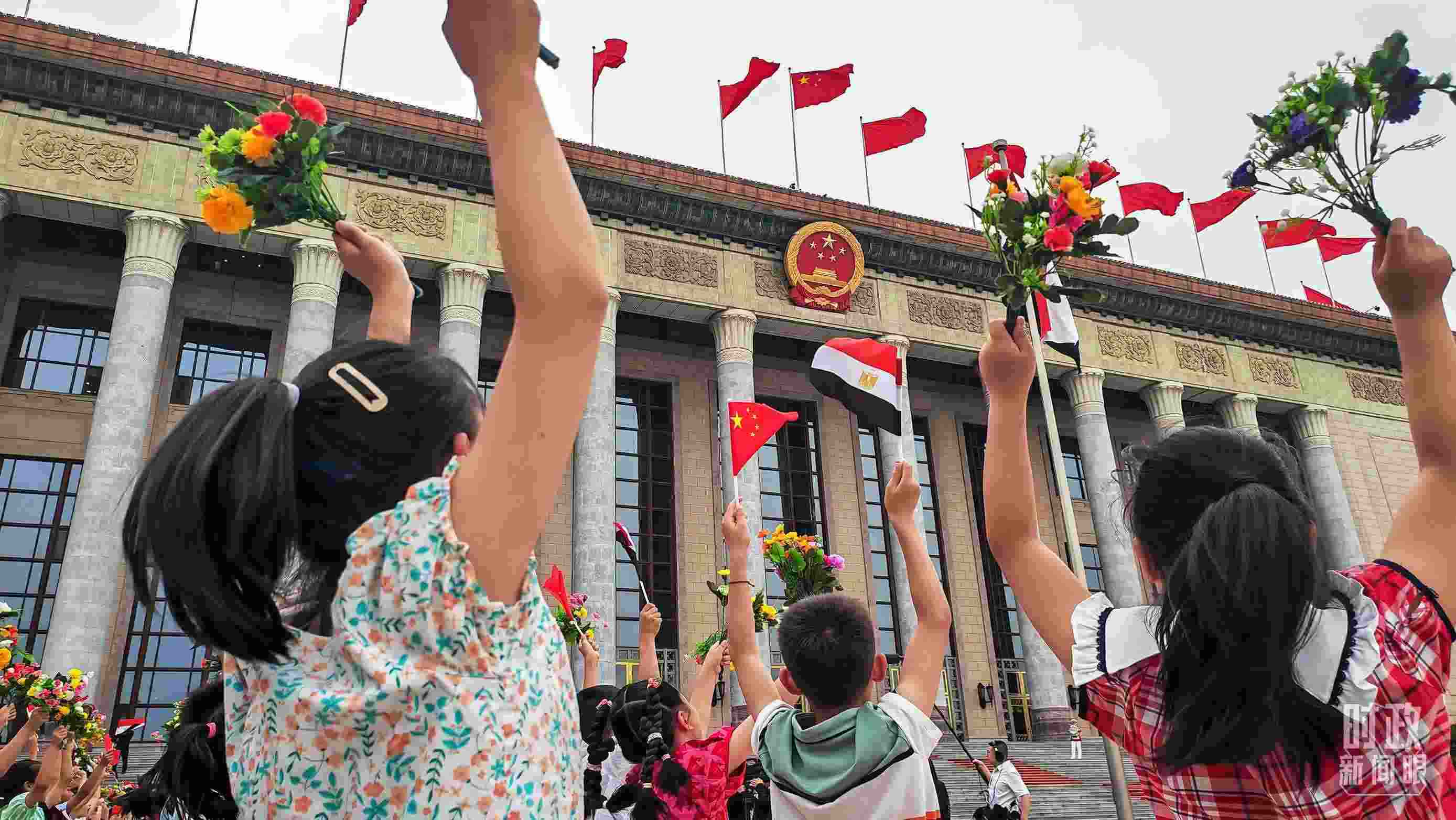 △5月29日下午，習近平主席舉行儀式歡迎埃及總統(tǒng)塞西訪華。圖為歡迎儀式現(xiàn)場的少年兒童。（總臺央視記者劉琦拍攝）