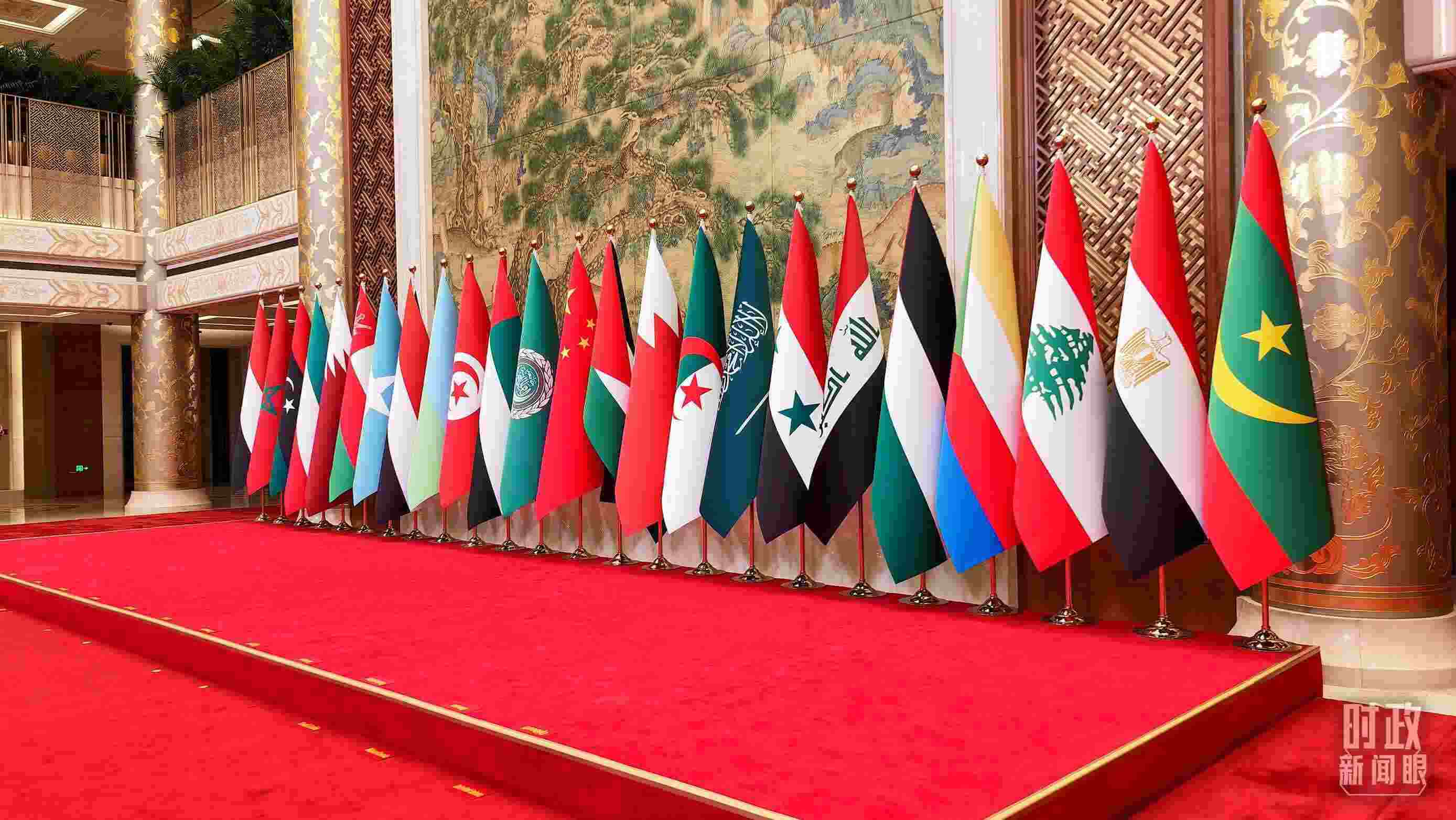 △會議現(xiàn)場的旗陣。（總臺央廣記者馬喆拍攝）