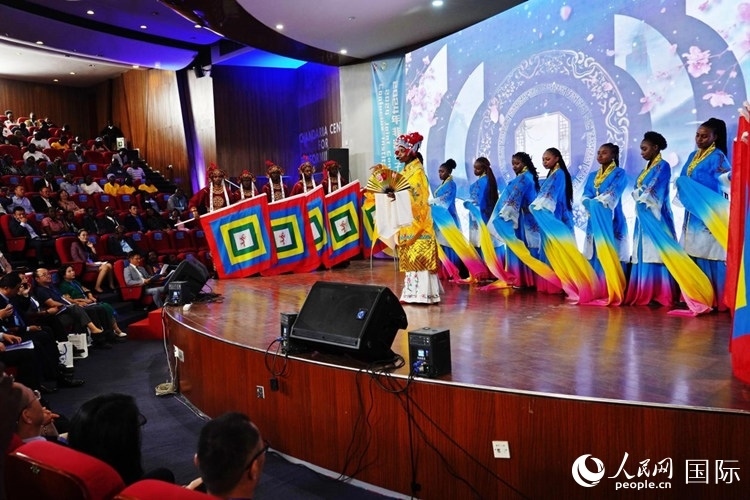 開幕式前，內(nèi)羅畢大學(xué)孔子學(xué)院學(xué)生進(jìn)行文藝表演。人民網(wǎng)記者 黃煒鑫攝