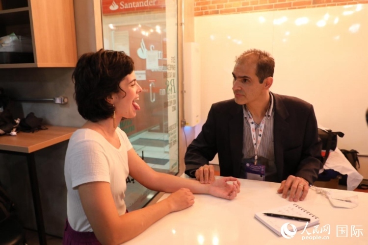 在巴西米納斯吉拉斯州首府貝洛奧里藏特開辦診所的中醫(yī)師保羅·貢扎爾韋斯，正在把脈并觀察舌苔。人民網(wǎng)記者 陳一鳴攝