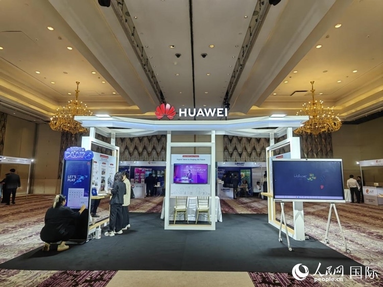 峰會(huì)現(xiàn)場(chǎng)，由泰國(guó)政府、中泰高校和客戶伙伴搭建的人才雙選會(huì)和伙伴展臺(tái)開放。人民網(wǎng)記者 楊一攝