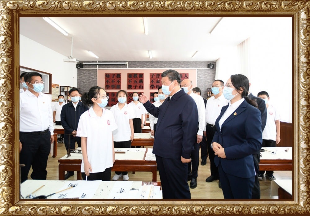 2021年9月13日至14日，習(xí)近平總書(shū)記在陜西省榆林市考察。14日上午，習(xí)近平在綏德實(shí)驗(yàn)中學(xué)考察時(shí)，同正在練習(xí)書(shū)法的學(xué)生親切交流。