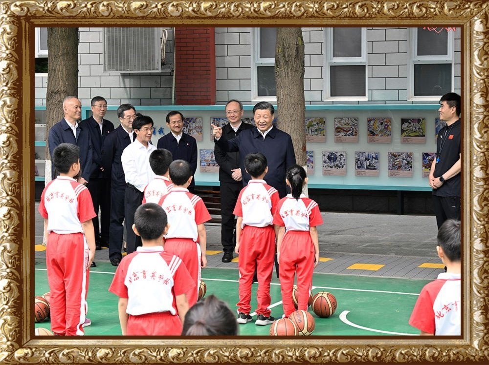 2023年5月31日上午，習(xí)近平總書(shū)記來(lái)到北京育英學(xué)?？赐繂?wèn)師生，在籃球場(chǎng)同正在上體育課的小學(xué)生們親切交流。習(xí)近平親切地說(shuō)：“現(xiàn)在生活條件好了，孩子們不是要吃得胖胖的，而是要長(zhǎng)得壯壯的、練得棒棒的?！? width=