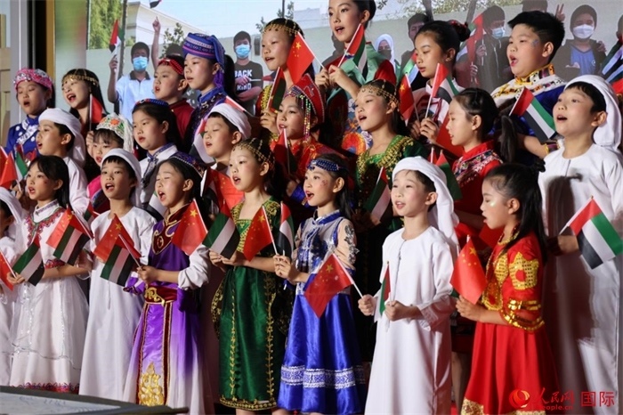 活動上，身著中阿傳統(tǒng)服飾的孩子們共唱歌曲，表達(dá)對美好未來的向往。人民網(wǎng)記者 張志文攝