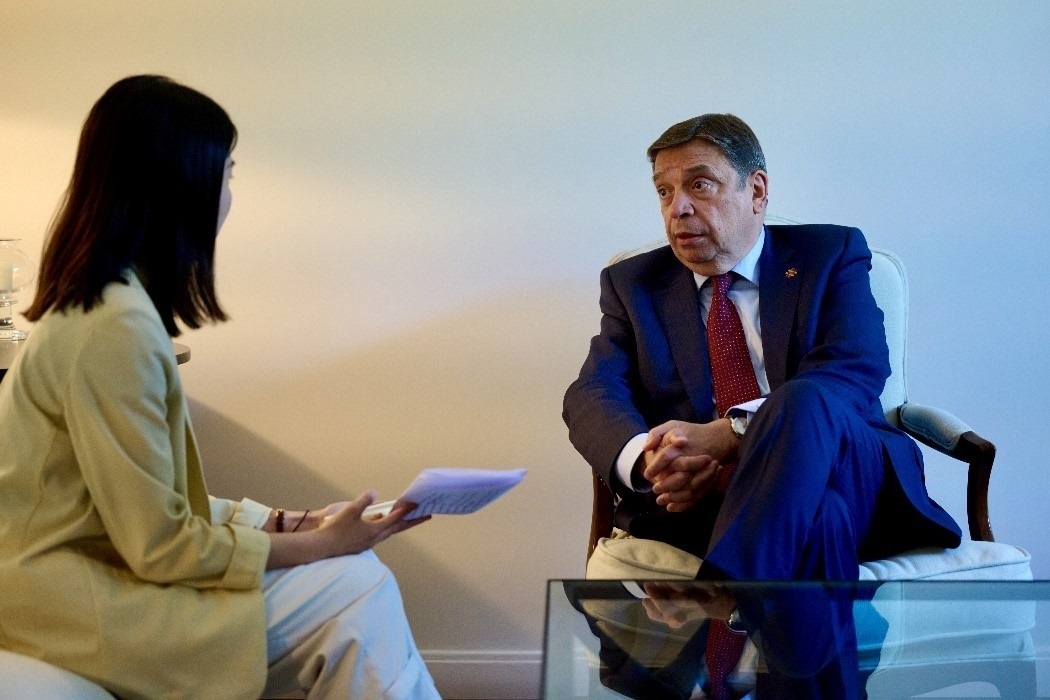 西班牙農(nóng)業(yè)、漁業(yè)和食品大臣普拉納斯接受人民網(wǎng)專訪。西班牙駐華大使館供圖