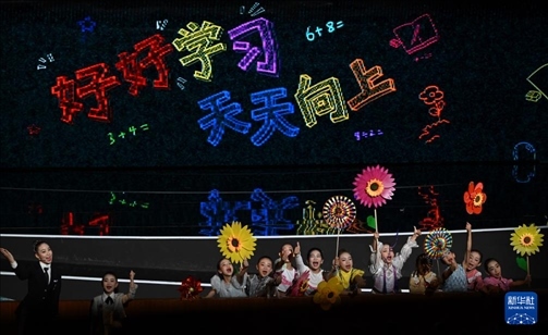 6月1日，演員在“我和祖國一起成長”主題演出活動中表演。新華社記者 金良快 攝