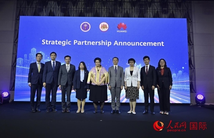 數字人才峰會現場。左五為泰國高等教育、科學、研究和創(chuàng)新部長素巴瑪·伊沙拉帕迪，右三中國駐泰國大使館教育參贊許蘭，右四為華為泰國技術有限公司總經理李雄偉。人民網記者 簡承淵攝