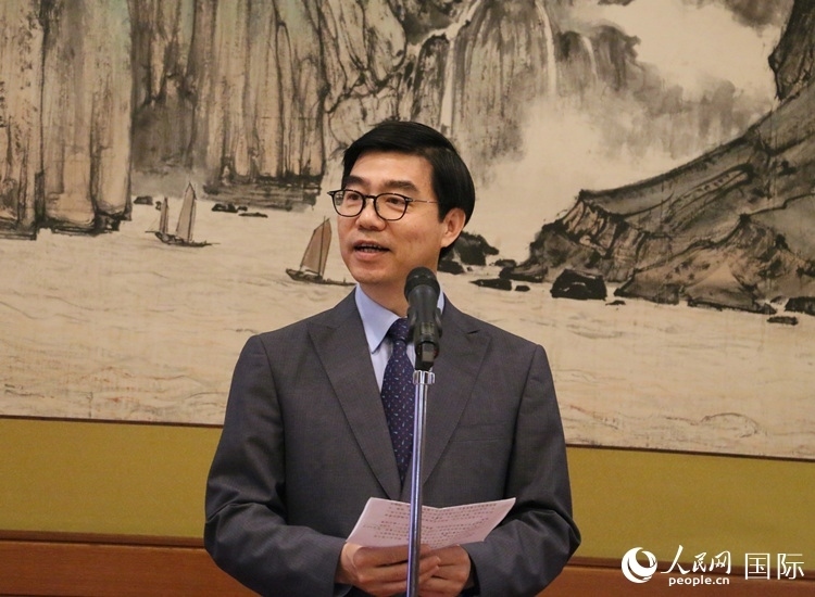 中國(guó)駐日本大使館施泳公使致辭。人民網(wǎng) 許可攝