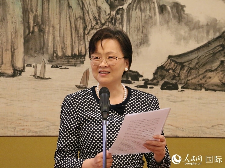 大使夫人丁玥致辭。人民網(wǎng) 許可攝