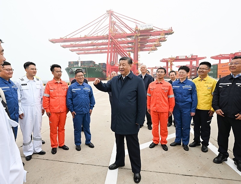 △2024年5月22日，習(xí)近平總書(shū)記在山東省日照港親切慰問(wèn)港口科技工作者、運(yùn)營(yíng)人員、航運(yùn)人員。