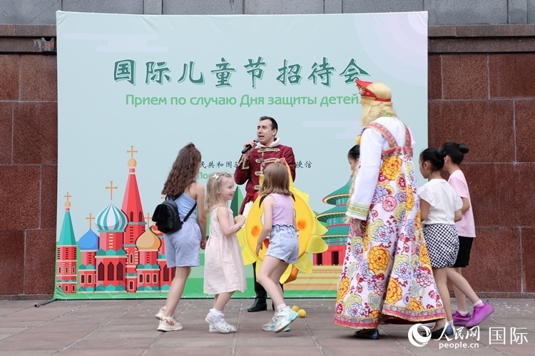 中俄兩國小朋友共同參與互動游戲。人民網(wǎng)記者 隋鑫攝