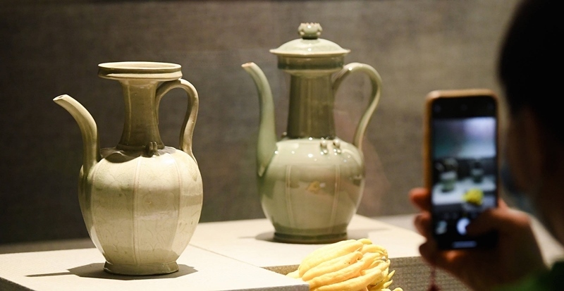 2021年9月14日，浙江省博物館，觀眾在拍攝北宋龍泉窯執(zhí)壺（左）和龍泉青瓷藝人劉杰制作的執(zhí)壺。