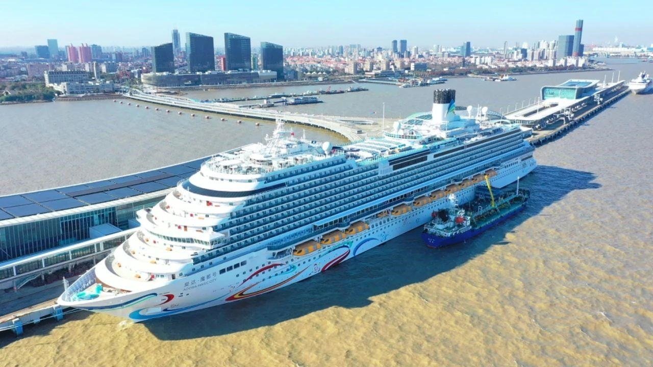 △2024年1月1日，國產(chǎn)首艘大型郵輪“愛達(dá)·魔都號”從上海吳淞口國際郵輪港開啟商業(yè)首航。