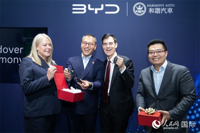 兩位英國(guó)消費(fèi)者獲得新車鑰匙。人民網(wǎng)記者 許立群攝影