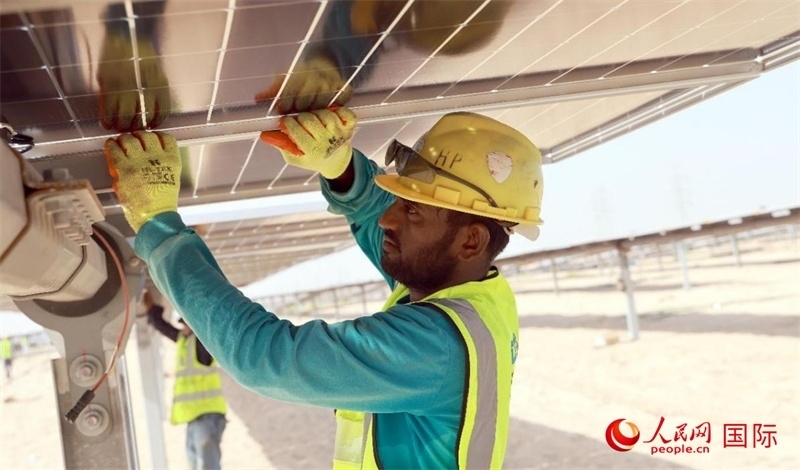 工人正在安裝光伏面板。人民網(wǎng)記者 管克江攝