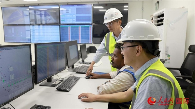 工作人員進(jìn)行倒送電準(zhǔn)備。人民網(wǎng)記者 管克江攝