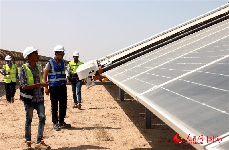 工作人員在測(cè)試自動(dòng)清掃機(jī)器人。人民網(wǎng)記者管克江攝