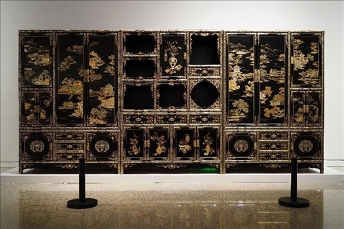 2023年7月9日，北京，中國(guó)工藝美術(shù)館·中國(guó)非物質(zhì)文化遺產(chǎn)館，“山西特色專業(yè)鎮(zhèn)·平遙非遺雙寶中華行”展覽展出的推光漆器作品。