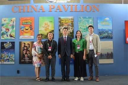 相關(guān)公司代表與中國(guó)駐里約熱內(nèi)盧總領(lǐng)館商務(wù)參贊敬艷輝在中國(guó)聯(lián)合展臺(tái)前合影。中廣國(guó)際公司供圖