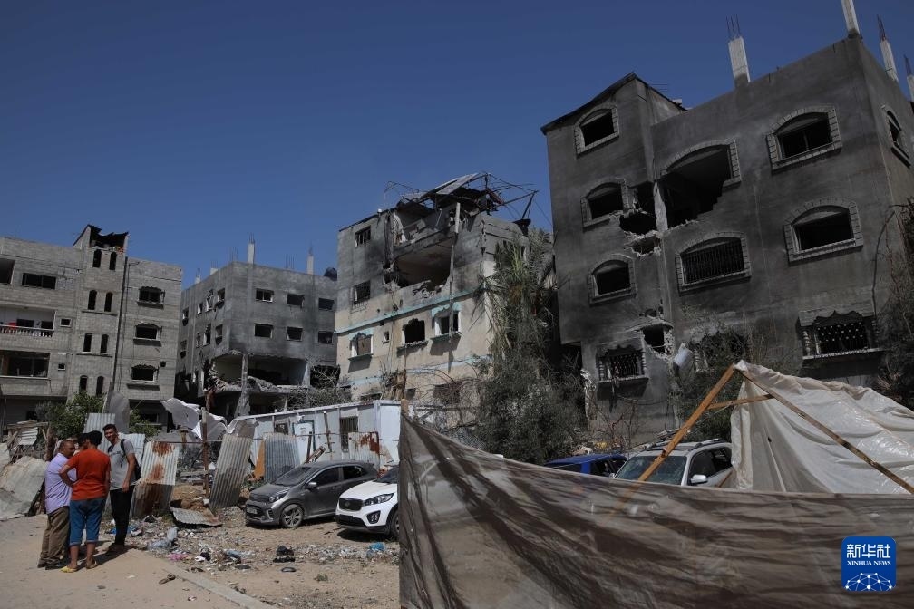 這是6月8日在加沙地帶中部努賽賴特難民營拍攝的在以軍襲擊中受損嚴重的房屋及車輛。新華社發(fā)（馬爾萬·達烏德攝）