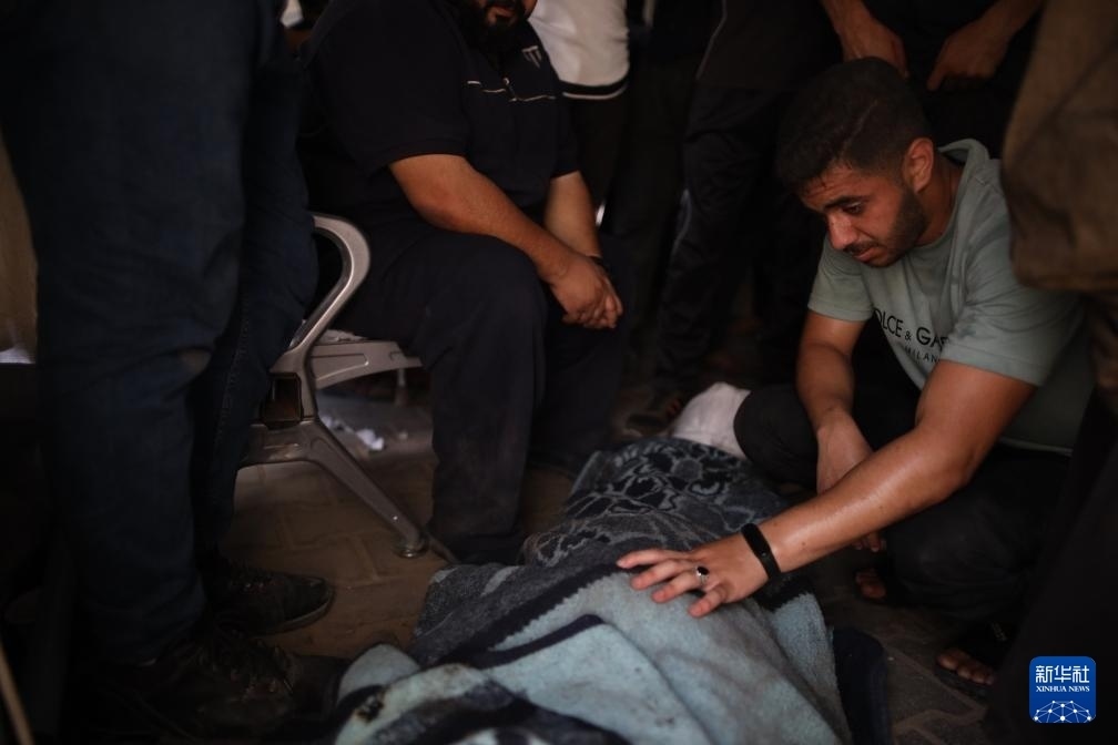 這是6月8日在加沙地帶中部努賽賴特難民營拍攝的以軍襲擊受害者。新華社發(fā)（馬爾萬·達烏德攝）