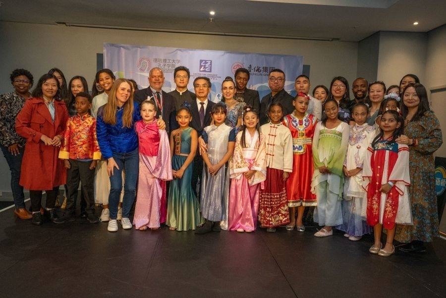 中南嘉賓與選手們合影。