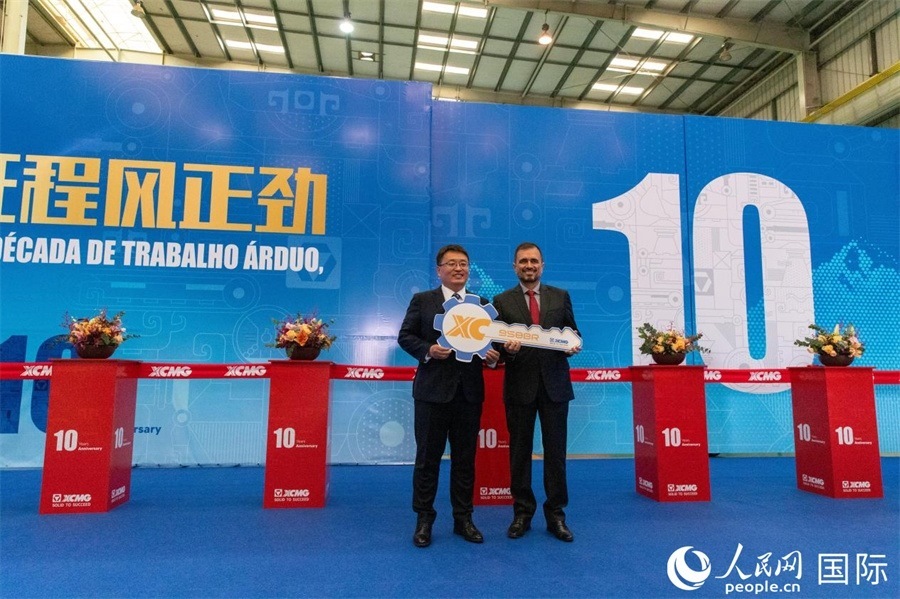 儀式上，徐工巴西制造總經(jīng)理李寒光將第23456臺產(chǎn)品鑰匙交付給客戶巴西Simak公司首席執(zhí)行官安德森·阿布魯手中。 人民日報(bào)社拉美中心分社 威廉·科埃略·維亞納攝