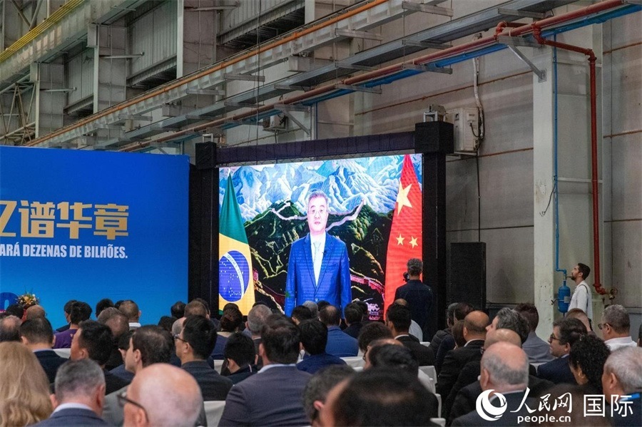 中國駐巴西大使祝青橋在視頻致辭中表示，徐工在巴西的發(fā)展，是眾多中國企業(yè)在習(xí)近平主席提出的共建“一帶一路”倡議推動下，將中國的技術(shù)和產(chǎn)業(yè)發(fā)展成果帶往世界，促進(jìn)各國發(fā)展的縮影。 人民日報(bào)社拉美中心分社 威廉·科埃略·維亞納攝