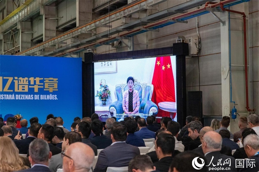 中國駐里約熱內(nèi)盧總領(lǐng)事田敏在視頻致辭中表示，中國是米納斯吉拉斯州第一大貿(mào)易伙伴和重要投資來源國。近年來，雙方在貿(mào)易投資、科技創(chuàng)新、裝備制造、人文交流等領(lǐng)域開展了富有成果的合作。 人民日報(bào)社拉美中心分社 威廉·科埃略·維亞納攝