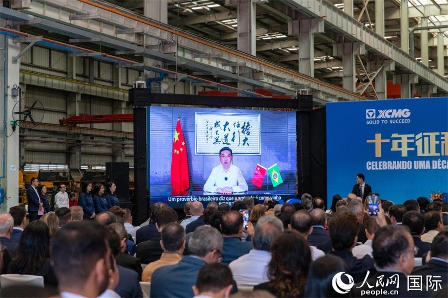徐工集團(tuán)、徐工機(jī)械董事長楊東升在視頻致辭中表示，徐工作為中國工程機(jī)械的排頭兵，堅(jiān)定不移實(shí)施國際化主戰(zhàn)略，投資運(yùn)營的徐工巴西制造基地成為見證中巴友誼的標(biāo)桿示范。 人民日報(bào)社拉美中心分社 威廉·科埃略·維亞納攝