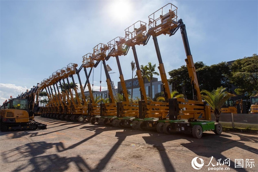 在徐工巴西制造生產(chǎn)基地，一批完成生產(chǎn)的設(shè)備正準(zhǔn)備交付客戶。 人民日報(bào)社拉美中心分社 威廉·科埃略·維亞納攝