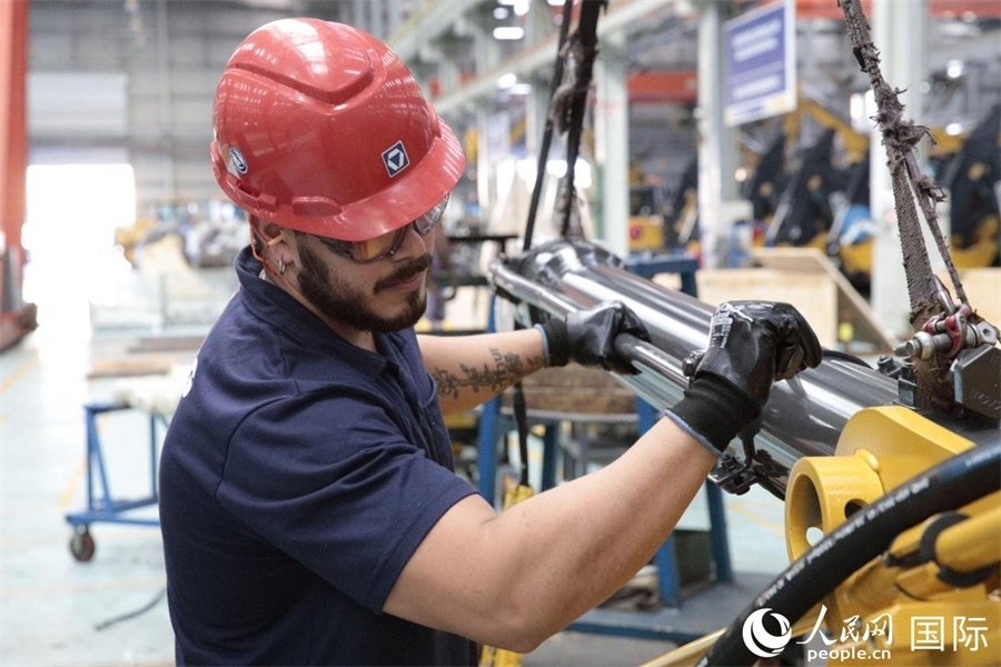 一名徐工巴西制造基地的當(dāng)?shù)貑T工正在進(jìn)行設(shè)備安裝和調(diào)試。 人民日報(bào)社拉美中心分社 威廉·科埃略·維亞納攝