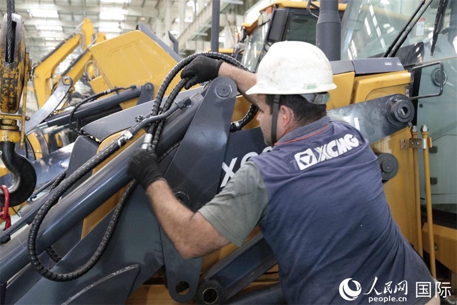 一名徐工巴西制造基地的當(dāng)?shù)貑T工正在進(jìn)行設(shè)備安裝和調(diào)試。 人民日報(bào)社拉美中心分社 威廉·科埃略·維亞納攝