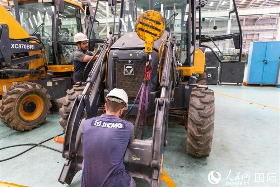 兩名徐工巴西制造基地的當(dāng)?shù)貑T工正在進(jìn)行設(shè)備安裝和調(diào)試。 人民日報(bào)社拉美中心分社 威廉·科埃略·維亞納攝