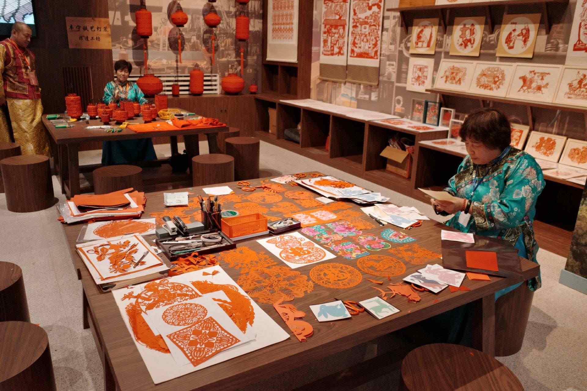 “氣象萬千——中國非遺保護(hù)實(shí)踐主題展”上，非遺傳承人現(xiàn)場展示。人民網(wǎng)記者 劉微攝