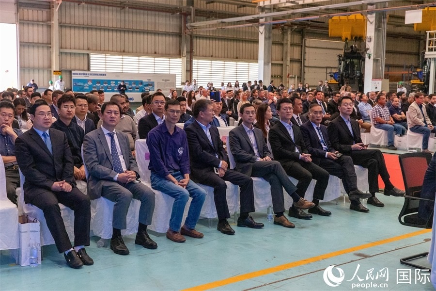 巴西米納斯吉拉斯州、波蘇阿雷格里市政府官員，徐工巴西制造的供應(yīng)商、經(jīng)銷商、客戶伙伴和員工代表，以及在巴中資機(jī)構(gòu)代表等200多人，出席了徐工巴西制造投產(chǎn)運(yùn)營10周年暨第23456臺產(chǎn)品下線儀式。 人民網(wǎng) 威廉·科埃略·維亞納攝