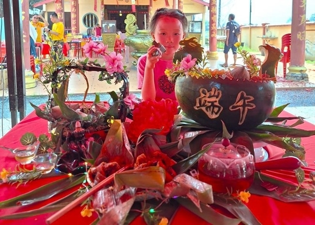 小朋友展示學裹粽子的成品照。組委會供圖