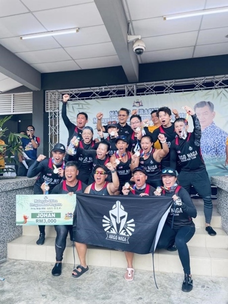 全體隊員歡慶取得混合組冠軍。組委會供圖