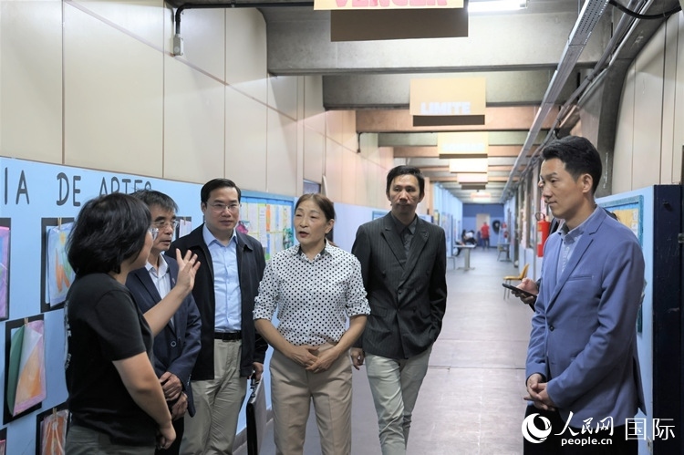 中國駐里約總領(lǐng)館商務(wù)參贊敬艷輝（右一）等嘉賓在里約孔院中方院長孫艷萍（左一）帶領(lǐng)下，參觀薩繆爾·韋納公立學(xué)校的中文教室，了解該校中文教學(xué)軟硬件設(shè)施。人民網(wǎng)記者 時元皓攝